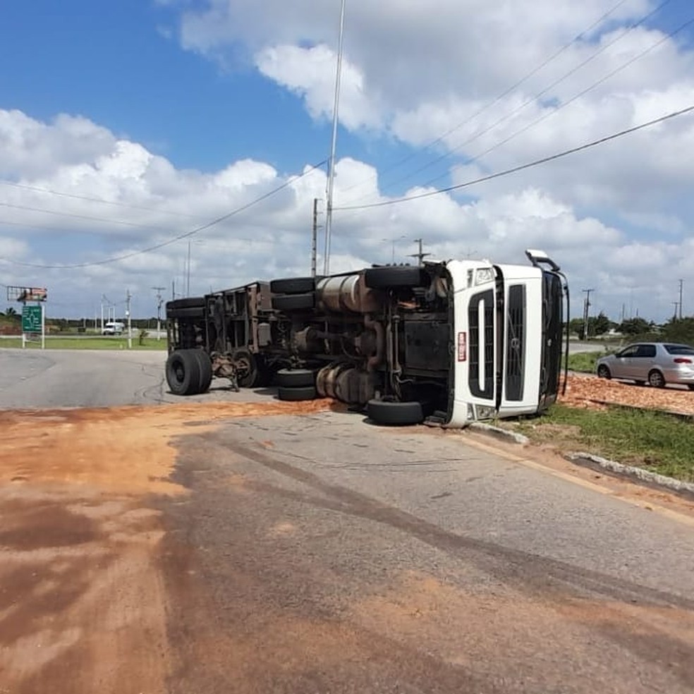 Acidente: Carreta tomba na rotatória de acesso ao aeroporto