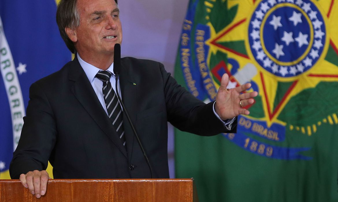 Bolsonaro: Vale a pena ser presidente, não tem comunista na minha cadeira