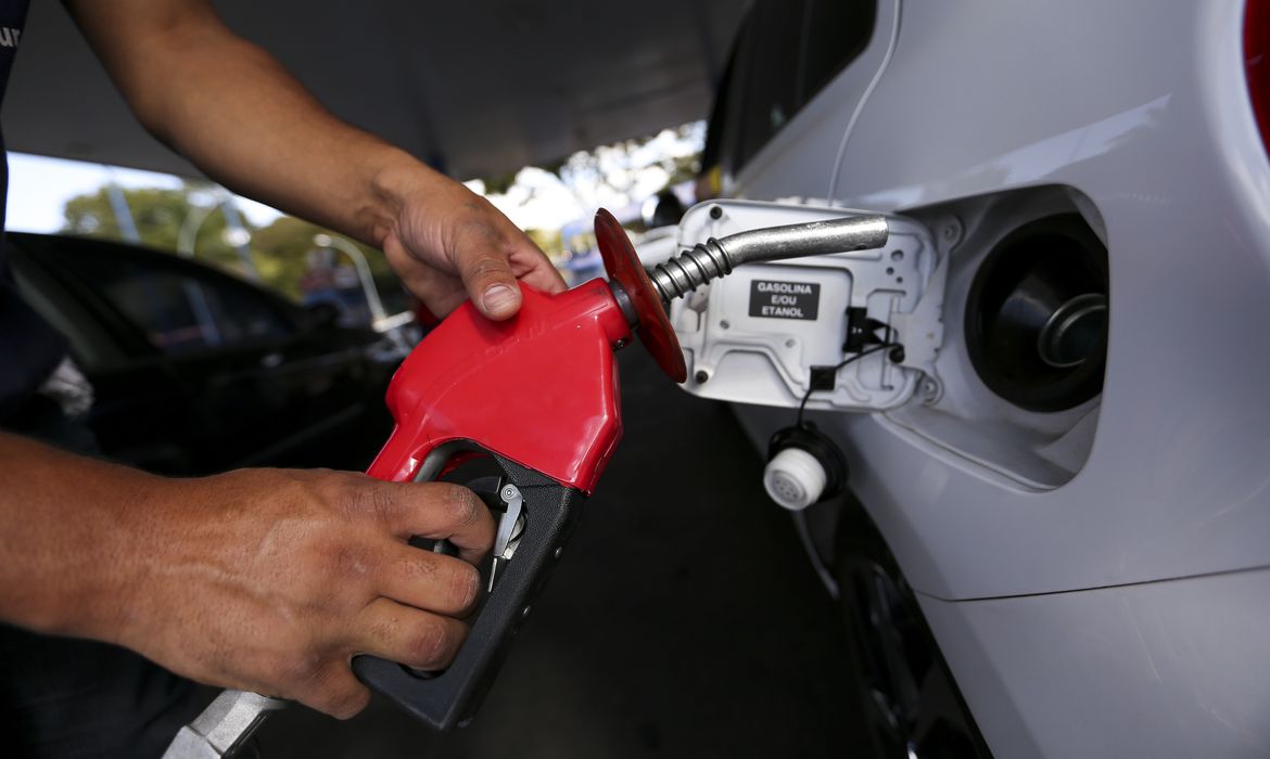 Preço médio da gasolina sobe pela 7ª semana seguida nos postos, mostra ANP