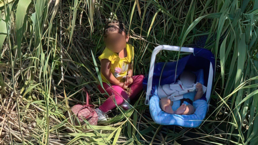 Bebê de três meses e irmã de dois anos são achadas abandonadas na fronteira dos EUA