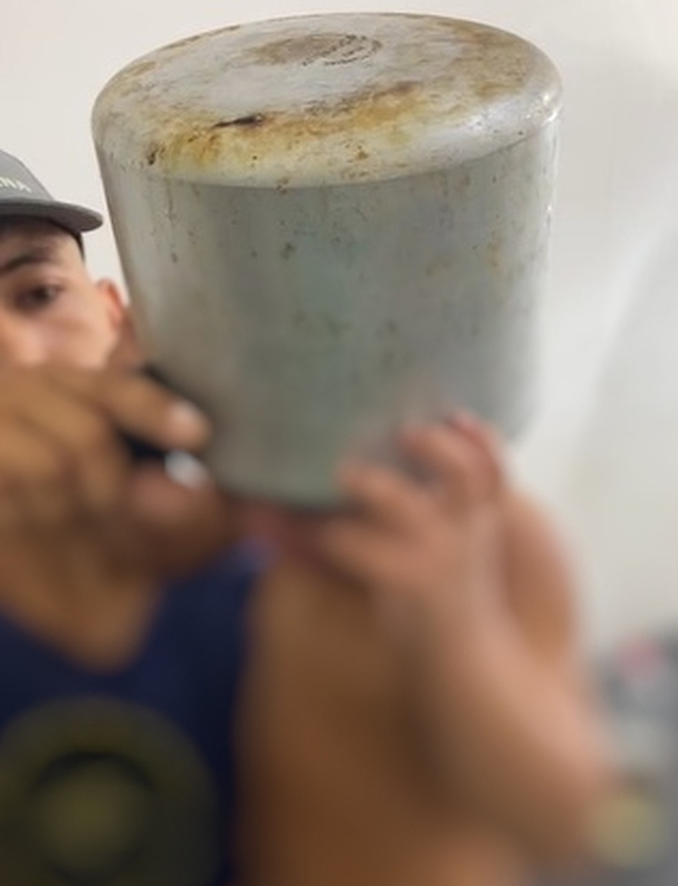 Menino de dois anos é levado a UPA após ficar com panela de pressão presa na cabeça