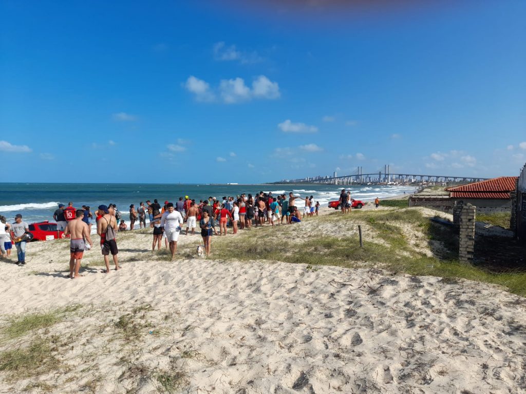 VÍDEO: Pânico na Redinha: correnteza leva pessoas em praia de Natal