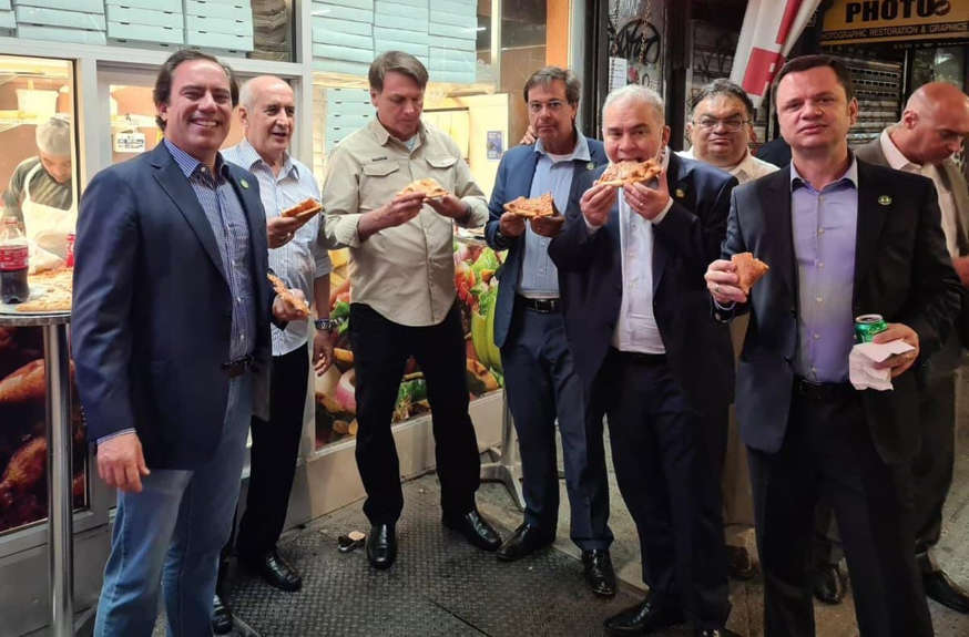 Em Nova York, Bolsonaro janta pizza de pé com ministros