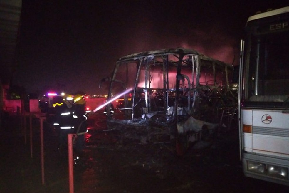 Ônibus de time são incendiados dentro de estádio; polícia investiga o crime