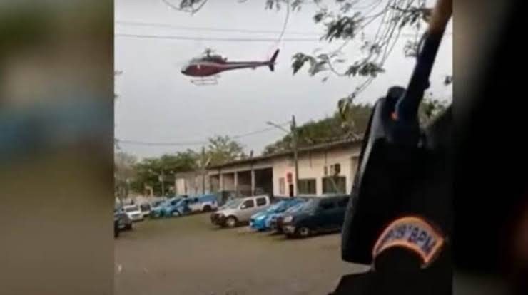 VÍDEO: Piloto de helicóptero é rendido por criminosos no ar e simula queda para escapar; assista