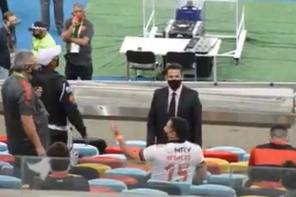 Deputado leva bronca de árbitro durante jogo do Flamengo no Maracanã