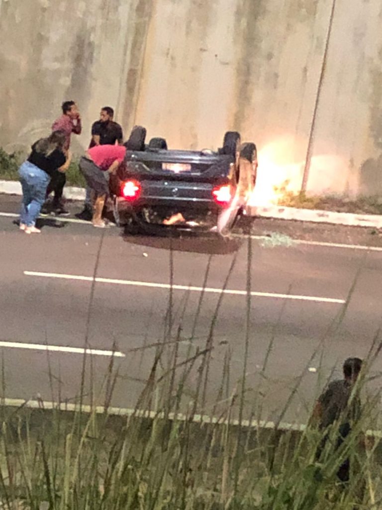 [VÍDEO] Carro em alta velocidade capota na BR-101 em Natal