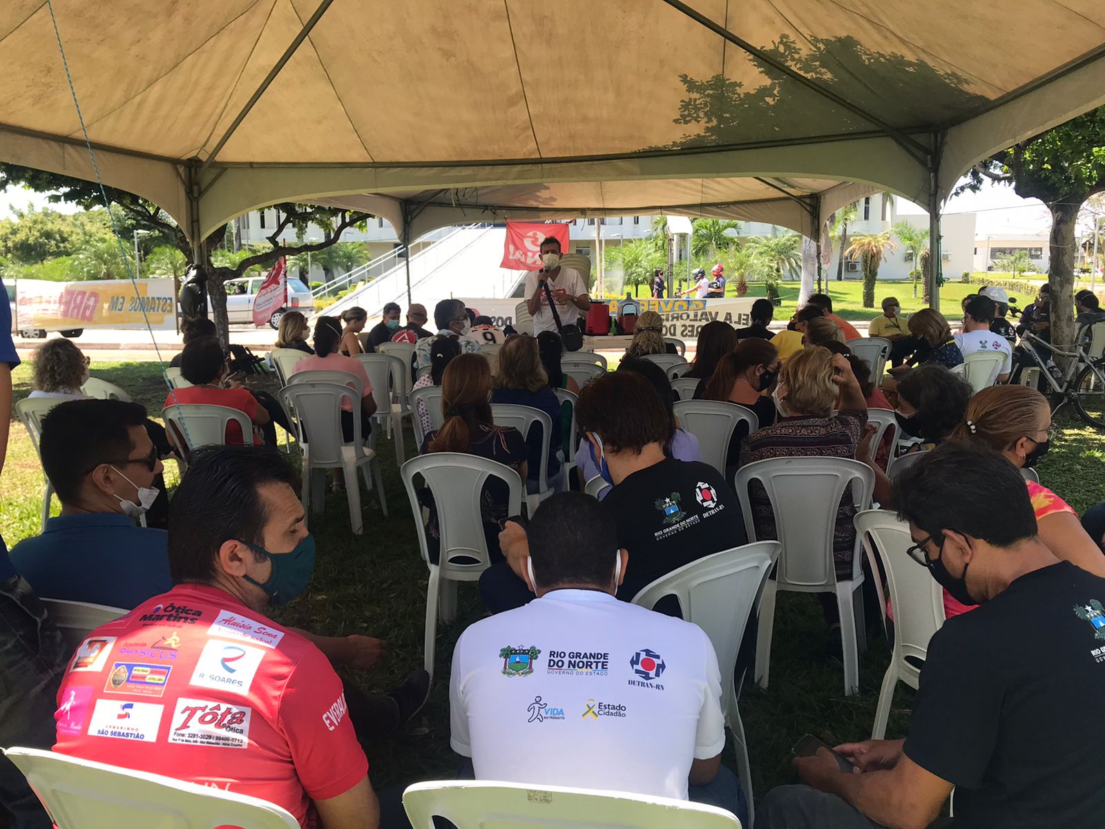 Em greve, servidores do DETRAN realizam piquete em frente à Governadoria