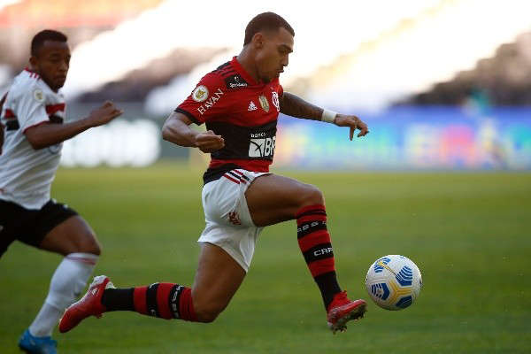 Promessa do Flamengo avaliada em R$ 24,7 milhões recebe proposta do futebol europeu