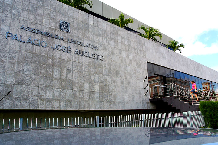 Com salários de até R$ 7,7 mil, concurso da ALRN é autorizado; confira as vagas