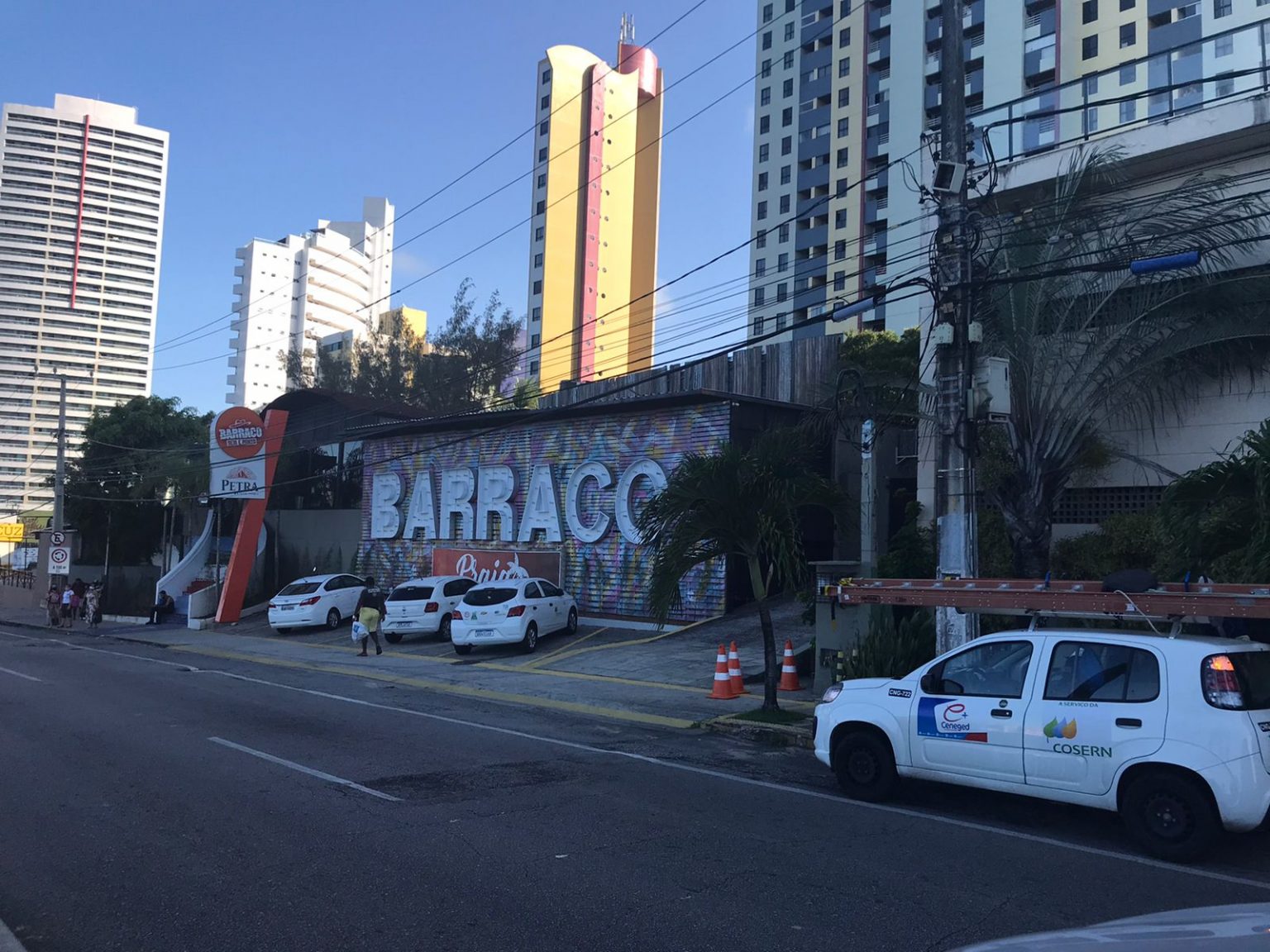 Cosern desativa "gato" de energia em casa de shows em Ponta Negra