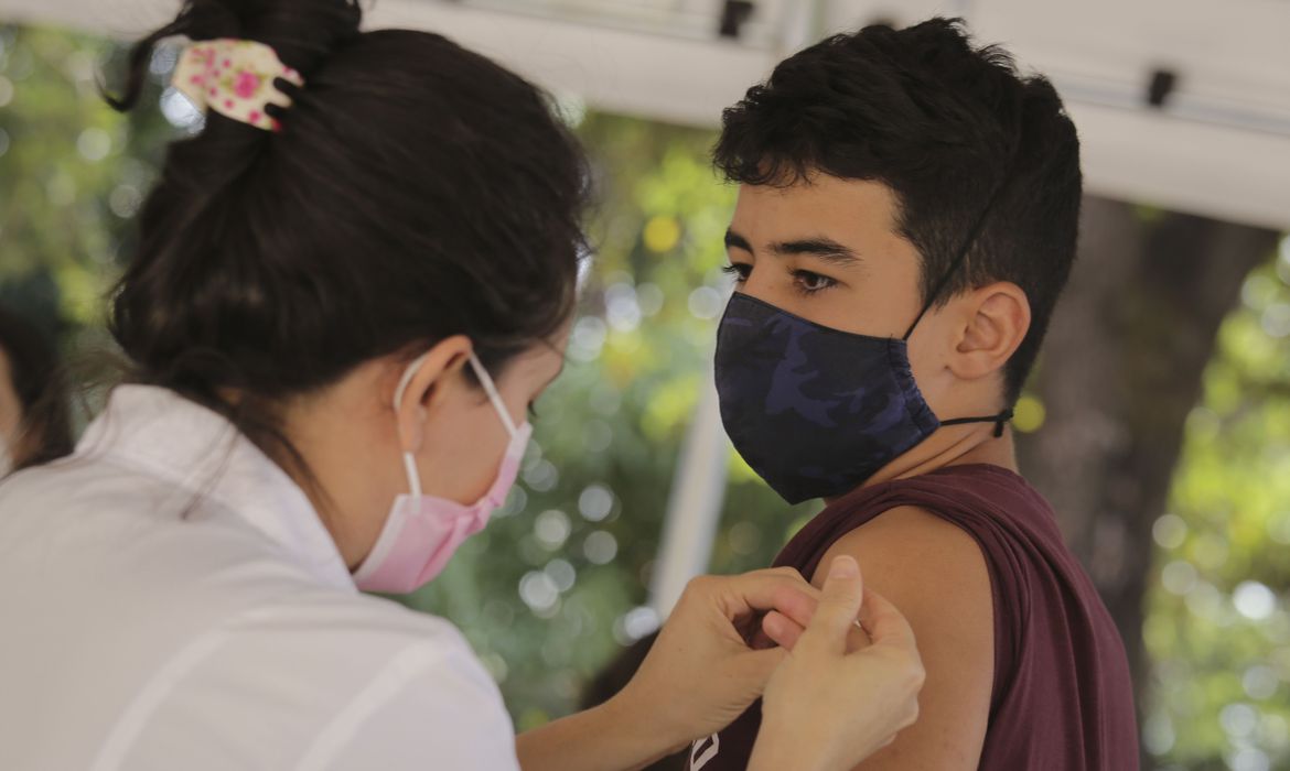 Covid-19: Ministério recua e volta a recomendar vacinação de adolescentes