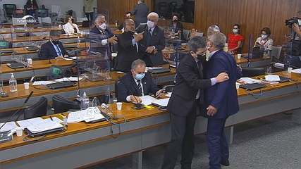 VÍDEO: Senadores batem boca na CPI e são contidos fisicamente pelos colegas: 'Vagabundo', 'picareta'