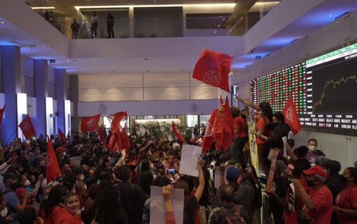 MTST invade Bolsa de Valores em protesto contra desemprego e inflação