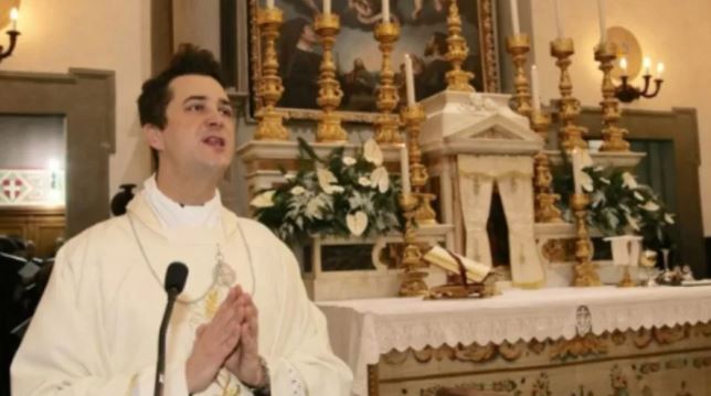 Padre italiano é preso por suspeita de desviar R$ 620 mil da igreja para drogas e orgias