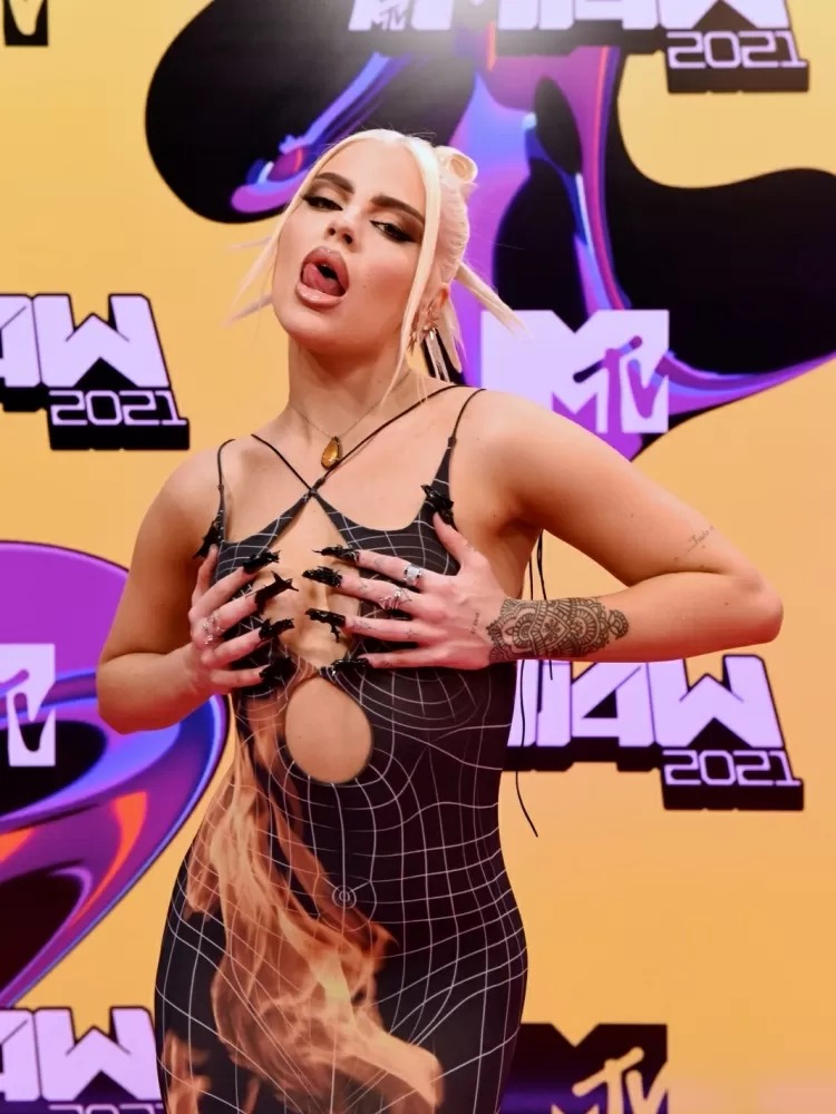 Luísa Sonza chama atenção com vestido "pegando fogo" no MTV Miaw 2021