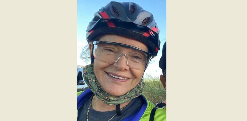 Motorista teme ser assaltada e joga carro contra ciclistas; mulher de 67 anos morreu