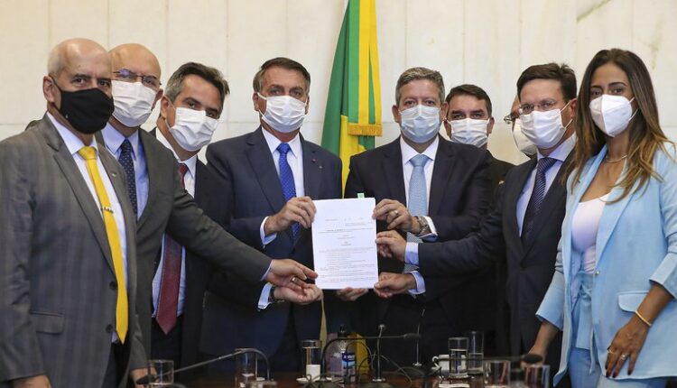 Vice-presidente do Congresso ameaça não votar projeto que viabiliza Auxílio Brasil