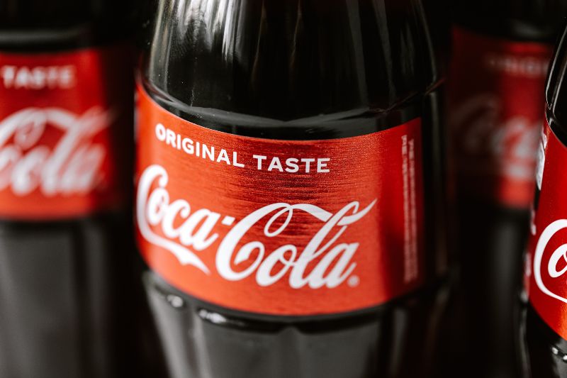 Jovem morre após tomar 1,5 litro de Coca-Cola em 10 minutos; entenda