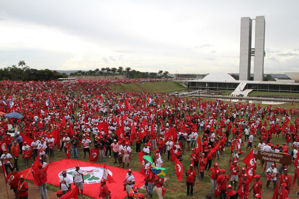 Bolsonaro comemora ostracismo do MST: "é igual um câncer"