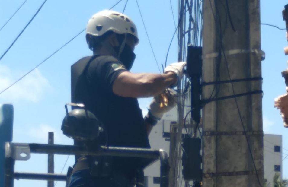 VÍDEO: Polícia retira câmeras instaladas por facção para monitorar ações policiais em bairro de Natal