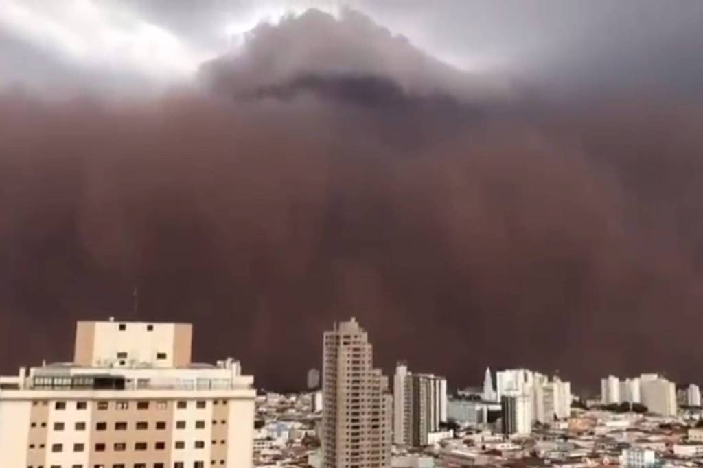 VÍDEO: Tempestade de poeira 'engole' cidade de SP; assista