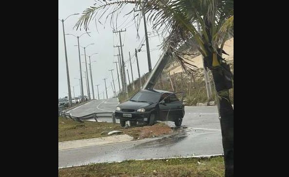 VÍDEO: Poste fica pendurado na Via Costeira após colisão