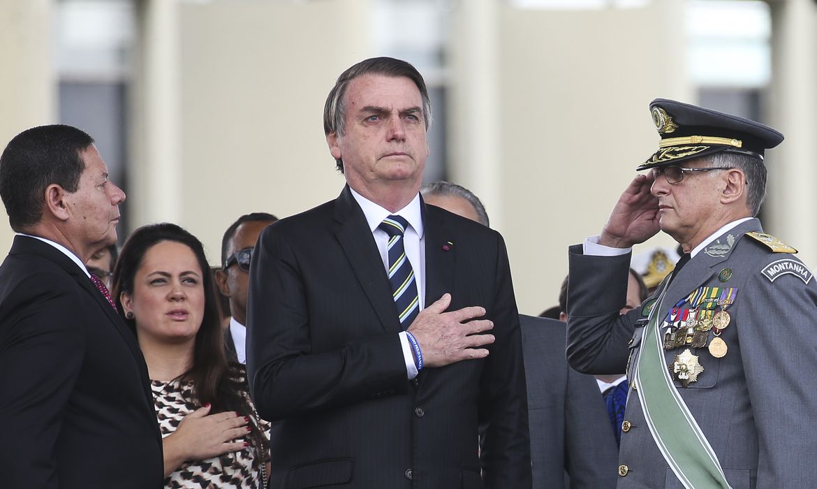 Forças Armadas não vão obedecer a “ordens absurdas”, diz Bolsonaro
