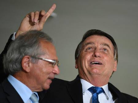 “Bolsonaro sempre joga dentro das quatro linhas. Há um script escrito para colocá-lo no papel de golpista”, diz Guedes