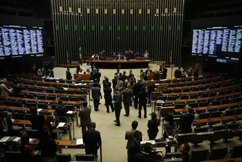 Congresso: deputados aprovam mudança na LDO para governo bancar programa social; falta Senado votar