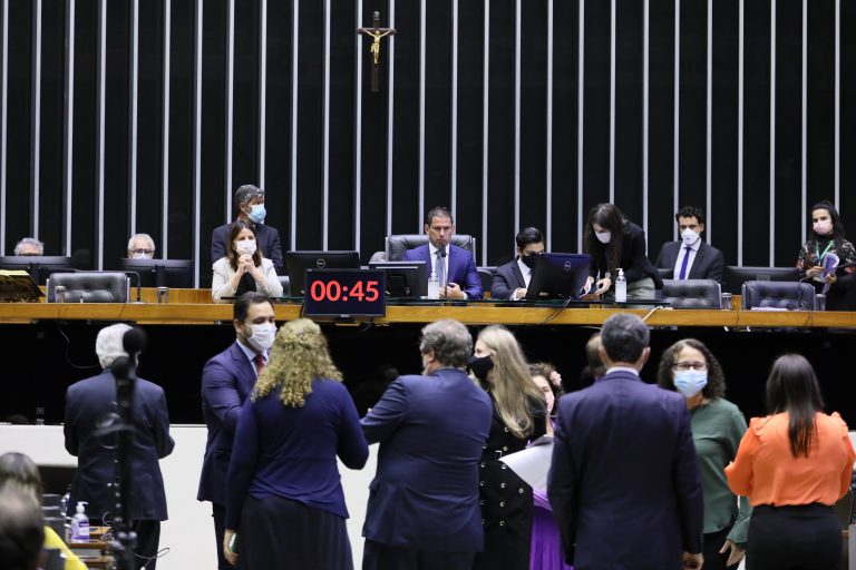 Congresso aprova uso do Auxílio Brasil para assistir vítimas da pandemia