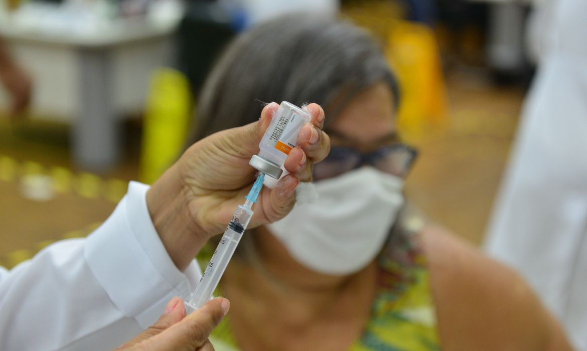 Ministério prepara nota técnica para avisar que não é preciso intervalo entre vacina da gripe e da Covid-19
