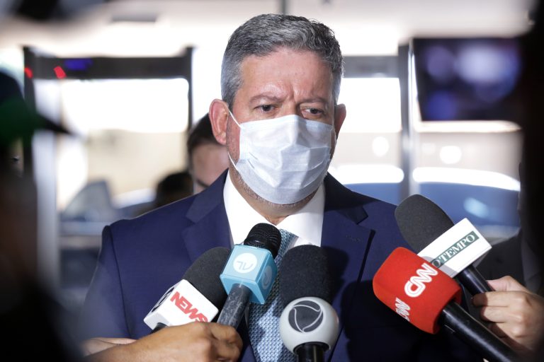 Lira responsabiliza impostos estaduais pelo preço dos combustíveis e promete pautar projeto sobre ICMS
