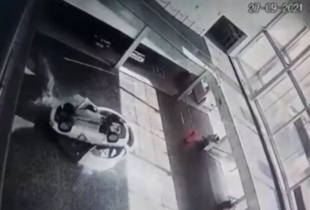 VÍDEO: Carro despenca sobre duas pessoas em concessionária de SP