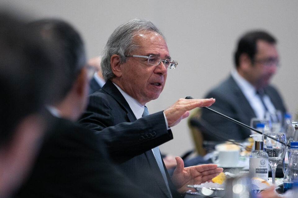 Ministros reclamam até de preconceito de Paulo Guedes