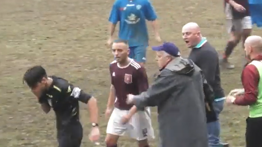 Juiz encerra partida após receber soco de assistente técnico; veja vídeo