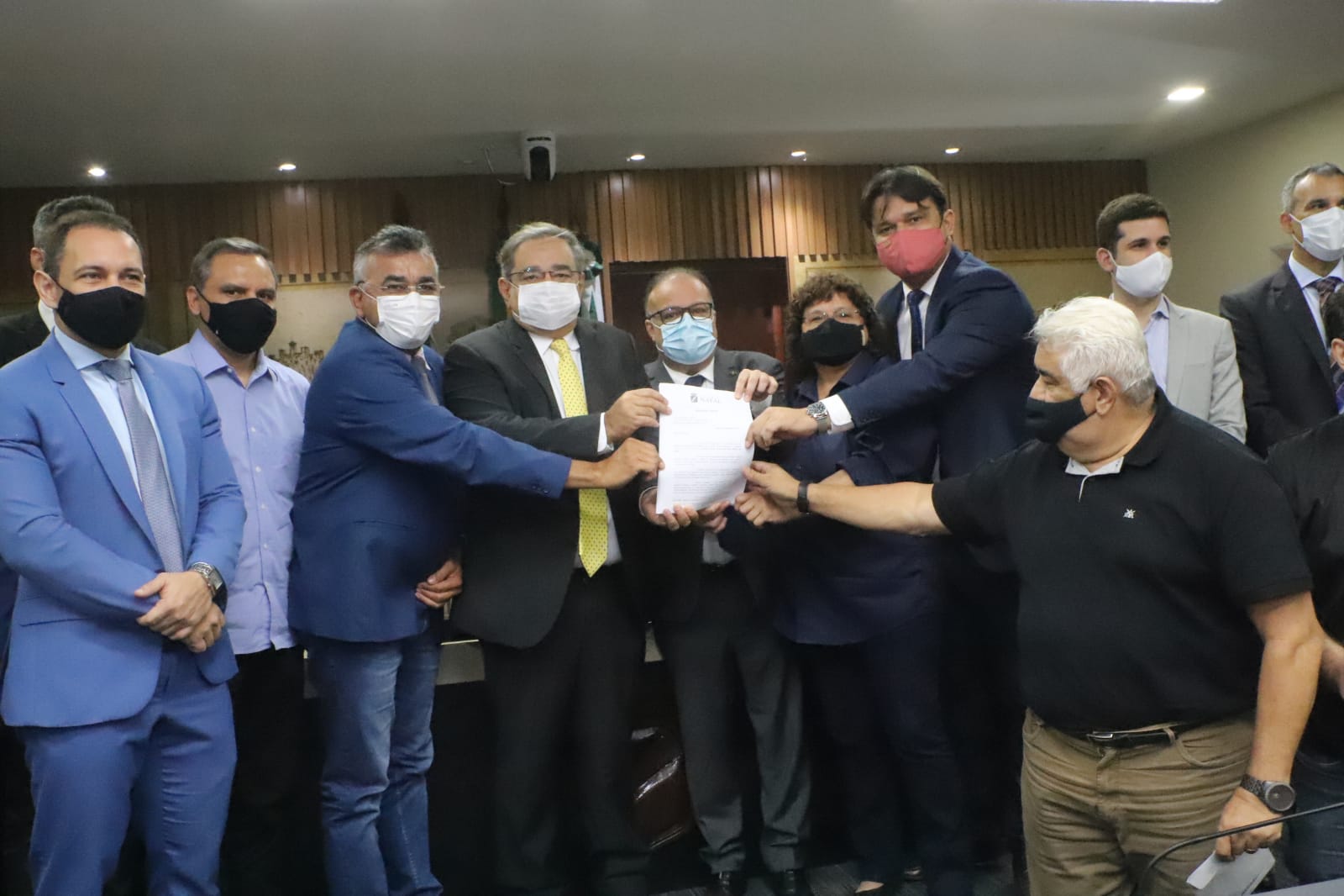 Álvaro Dias entrega projeto final do Plano Diretor de Natal à Câmara Municipal