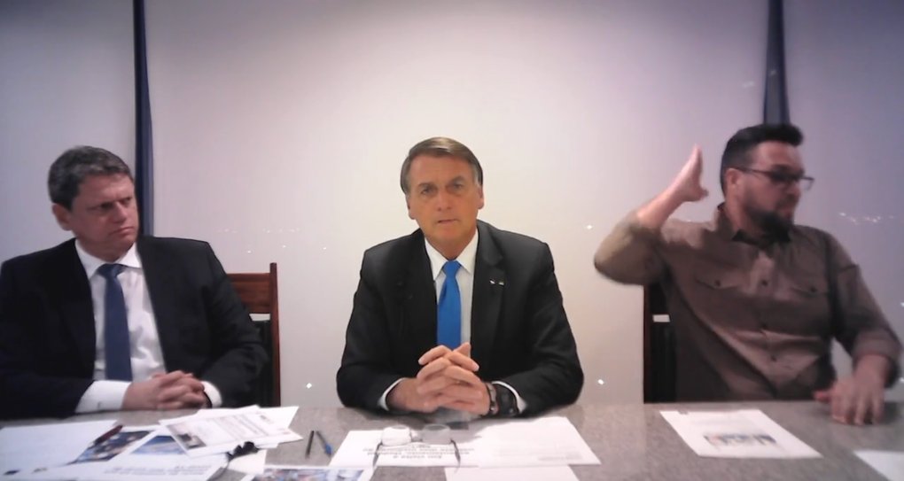 Bolsonaro defende 'fundo regulador' para combustíveis com lucro da Petrobras