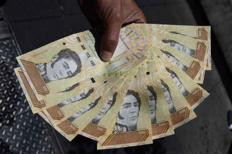 Dinheiro desvaloriza tanto na Venezuela que vira "brinquedo" para crianças