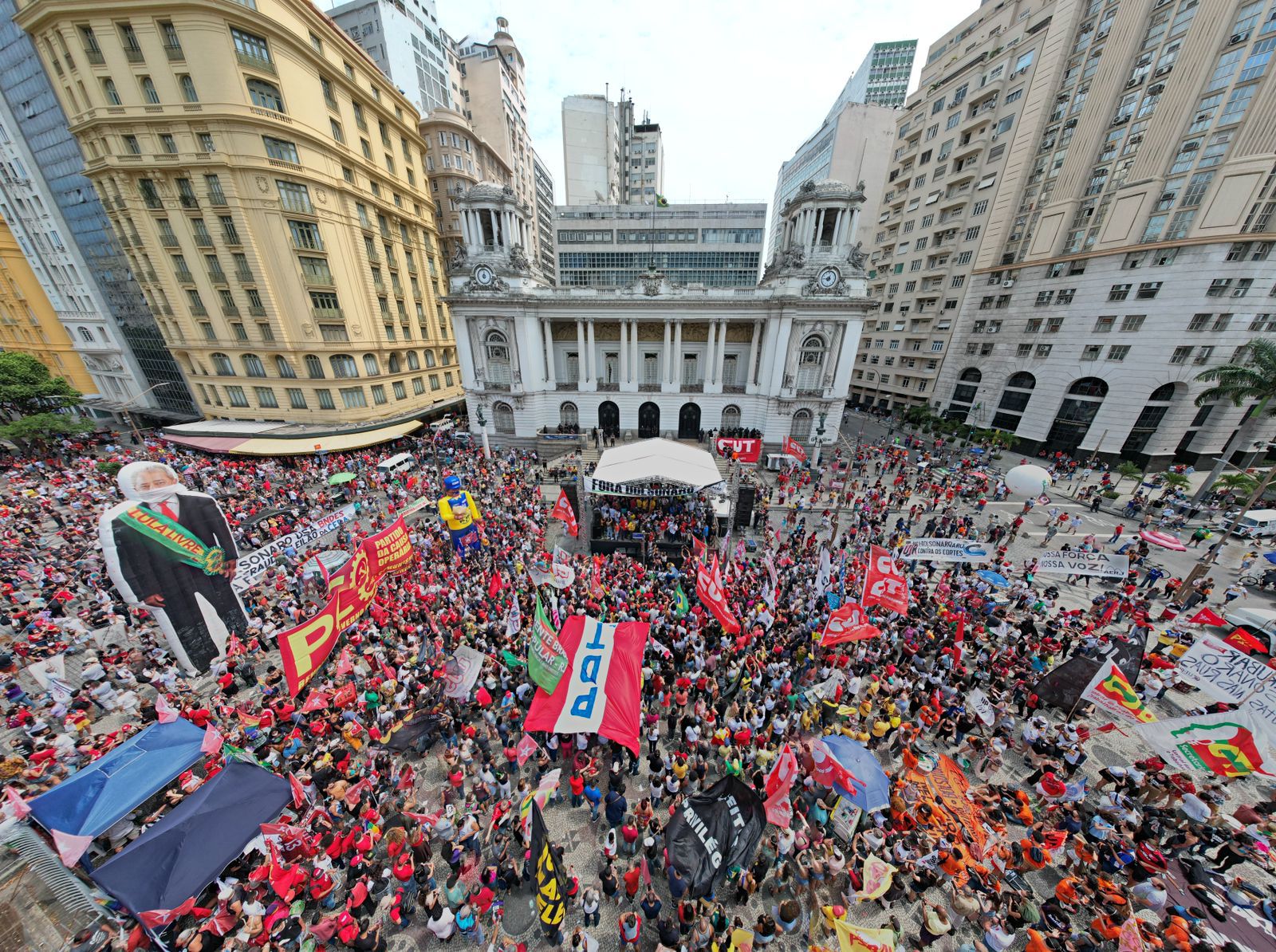 Sindicatos e partidos de esquerda promovem manifestações contra o governo federal