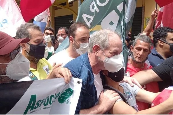 Manifestantes tentam agredir Ciro com pedaços de pau em ato contra Bolsonaro