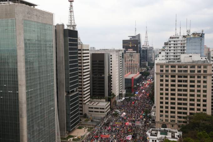 Com apenas 8 mil na Paulista, protestos contra Bolsonaro fracassam pelo país