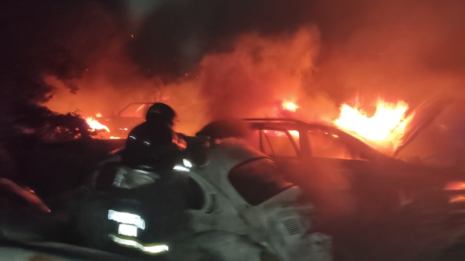 VÍDEO: Incêndio atinge pátio de delegacia e destrói veículos em Natal