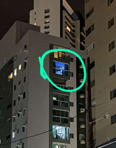 [VÍDEO] Morador de prédio solta fogos de artifício contra hospital em Natal