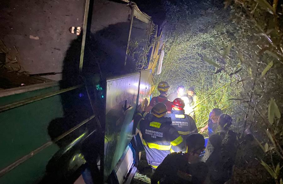 Ônibus com 52 passageiros capota e cai em ribanceira na BR-116