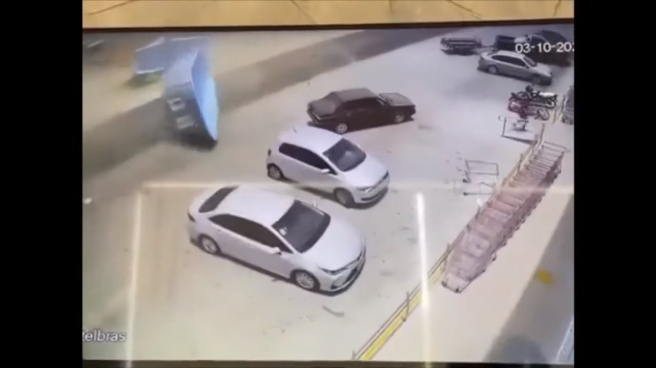 VÍDEO: Ventania em Pau dos Ferros arrasta piscina em avenida até atingir carros