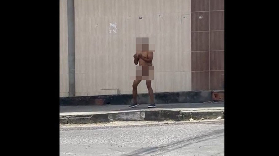 VÍDEO: policial surta, fica nu, atira contra chão e agride homem