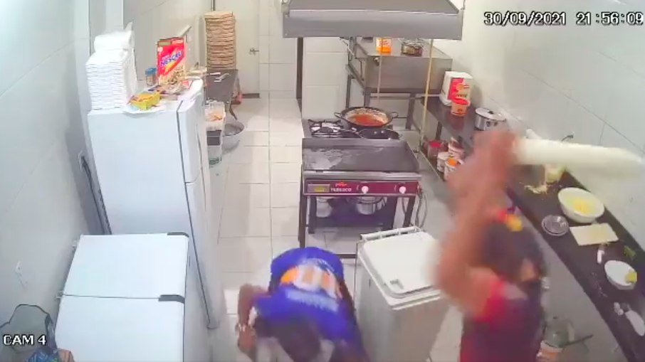 VÍDEO: funcionário reage a tentativa de assalto com rolo de pizza