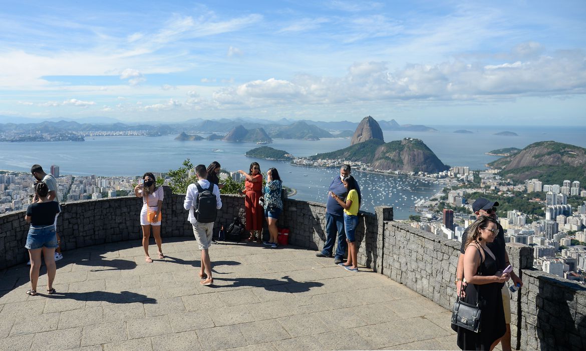 Prefeito do Rio prevê desobrigar uso de máscaras em duas semanas