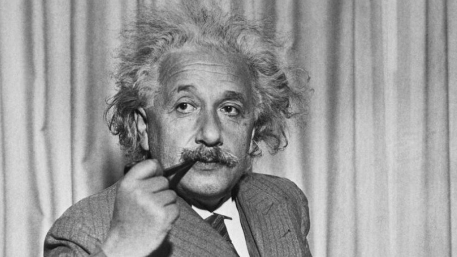 Ex-assistente de Einstein afirma que físico visitou disco voador e viu autópsia de ET